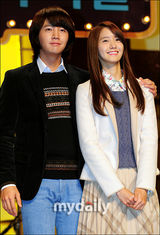 组图：张根硕允儿参加新剧《爱情雨》公开拍摄