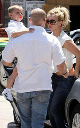 幻灯图集：布兰妮带儿子游悉尼 不见男友身影  