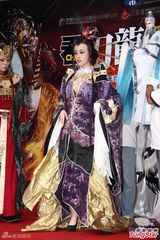 高清组图：洪棠扮布袋戏主角 爆乳装露E奶吸睛