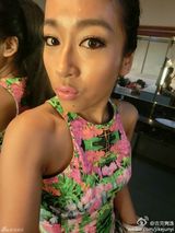 组图：吉克隽逸微博晒性感时尚生活照