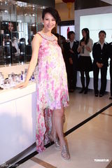 组图：蔡少芬穿高跟鞋挺大肚亮相 欲自然分娩