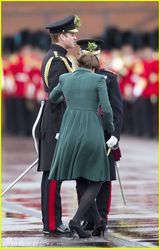 组图：凯特王妃怀孕见肚 亲自弯腰拔鞋跟