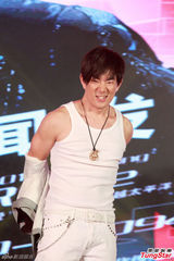 组图：任贤齐为巡演热身秀“健美”身材