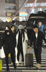 组图：范冰冰深夜现身机场 潮人打扮获众人簇拥