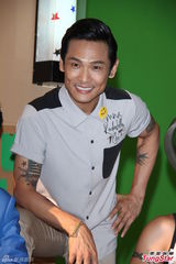 组图：杜德伟《爱她没得救》MV拍摄众星助阵