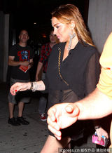 组图：林赛-罗韩脸部浮肿 透视衬衫性感露肚脐