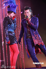 高清组图：郑伊健演唱会 舒淇登台与其热吻