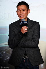 组图：《风暴》庆功 刘德华林家栋基情相拥