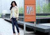 组图：陶红街拍 米色夹克搭牛仔裤和金色手包