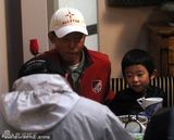 组图：王志文携妻揽子打球赛 小家伙搞怪父子颇似