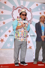 组图：天心黑色深V礼服性感出席记者会