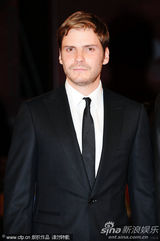 组图：非竞赛片《伊娃》首映 女演员与导演共舞