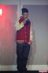 组图：陈冠希亮相上海 问及阿娇怒瞪记者