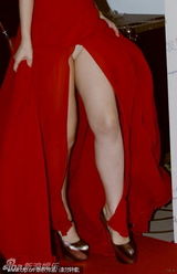 组图：孙宁红裙现身俯身秀半球 高开叉露内裤