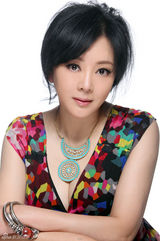 组图：梁丽妖娆写真出炉淡定优雅