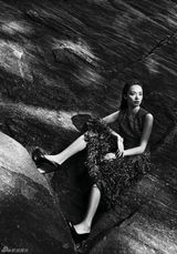 组图：姚晨纽约拍摄大片 光影斑驳塑造另类美感