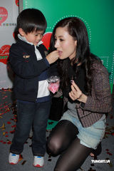 高清：李嘉欣美丽亮相 称不急要孩子