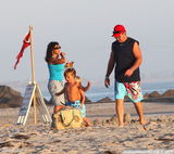 组图：布兰妮父母携外孙嬉戏 离异后再聚首相处愉快