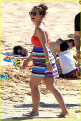 组图：布兰妮与男友甜蜜度假 亮色短裙难挡赘肉