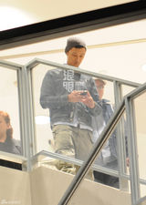 组图：余文乐与众助理喝下午茶 抽烟聊天