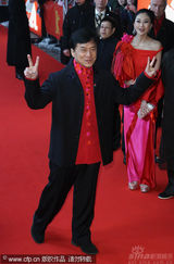 幻灯图集：《大兵小将》柏林首映 成龙林鹏着情侣装