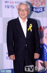 组图：SJ希澈扶仨爷爷宣传新剧 梳油头演帅警察