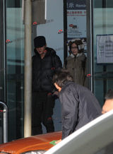 组图：冯绍峰倪妮甜蜜回京 机场牵手秀恩爱