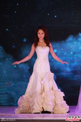 组图：港姐总决赛低胸白裙开场 舞台梦幻唯美