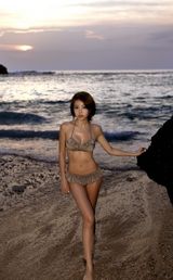 组图：韩星黄慧英比基尼写真 为自家网店做广告