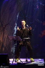 高清组图：陈奕迅香港开唱 靠唱功长裤T恤也疯狂