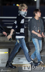 组图：JYJ飞赴越南 朴有天不惧绯闻现身机场