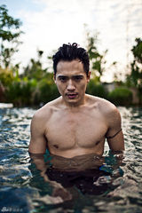 组图：高云翔泳池写真 展好身材电眼迷人