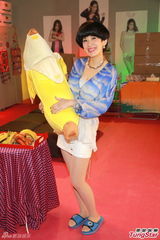 组图：吴君如加拍《金鸡》重口戏 怀抱大香蕉