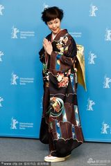 组图：《小小的家》发布会 女星穿和服显羞涩