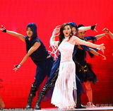 组图：阿朵激情演唱《心采槟榔》 火辣舞蹈秀美腿