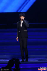 组图：李炜中歌榜献唱《唯一的选择》