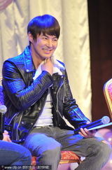 组图：Junjin见面会秀劲歌热舞 与粉丝上演经典拥抱