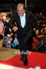 组图：宋仲基少时允儿助阵KBS颁奖 秀智秀美背