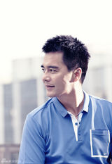 组图：许亚军全新《BQ》大片 偶像变熟男睿智对话