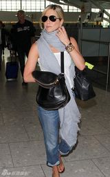 组图：茱莉机场邂逅安妮斯顿 昔日情敌擦肩而过