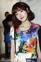 组图：韩星朴信惠与少时秀英等亮相首尔时装周