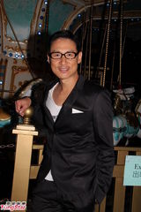 组图：歌神张学友童心未泯 大玩旋转木马兴致颇高