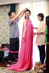 高清图：揭秘霍思燕时尚试装 深V礼服气场逼人  