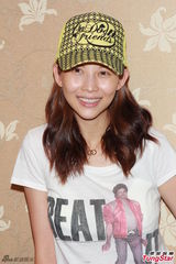 组图：蔡少芬开心周润发收看新剧《金枝贰》