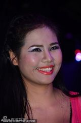 组图：干露露夜总会半裸献唱其妹爆乳 要当大小S