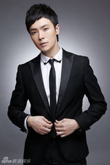 组图：万思维穿西装拍写真 尽展优质男性儒雅魅力