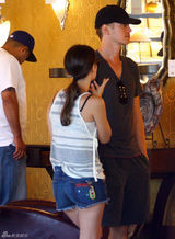 组图：瑞切尔-贝尔森和男友海登逛街购物