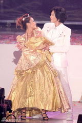 幻灯图：庾澄庆张小燕带队PK 众多红星献艺除夕节目