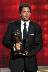 组图：史蒂芬-莱维坦凭《摩登家庭》荣膺喜剧类最佳导演奖