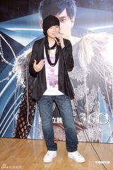 组图：周杰伦演唱会造型百变 与张惠妹合唱全场沸腾